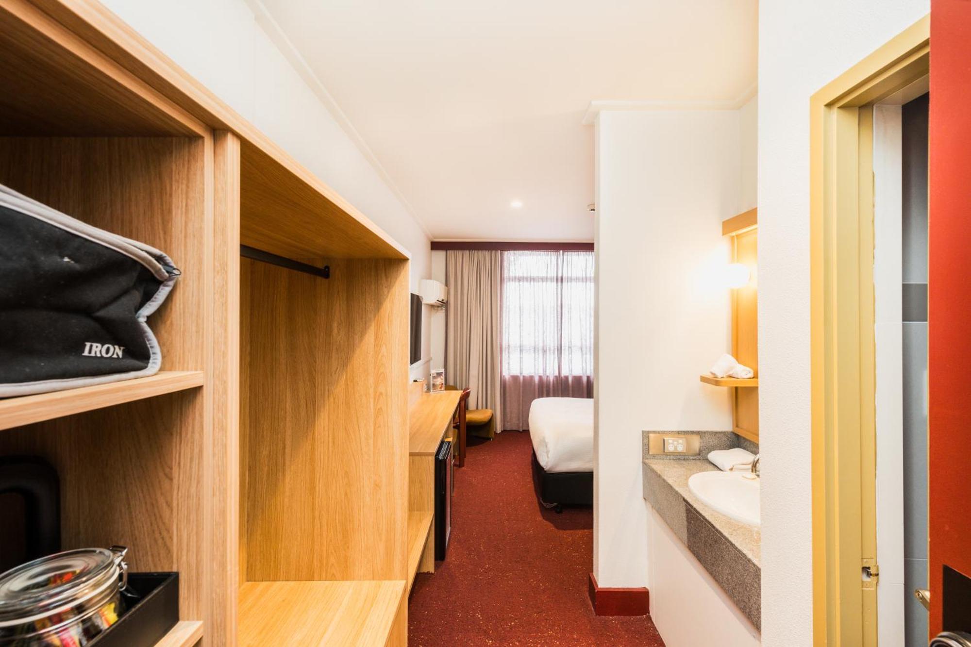 Statesman Hotel Canberra Room photo