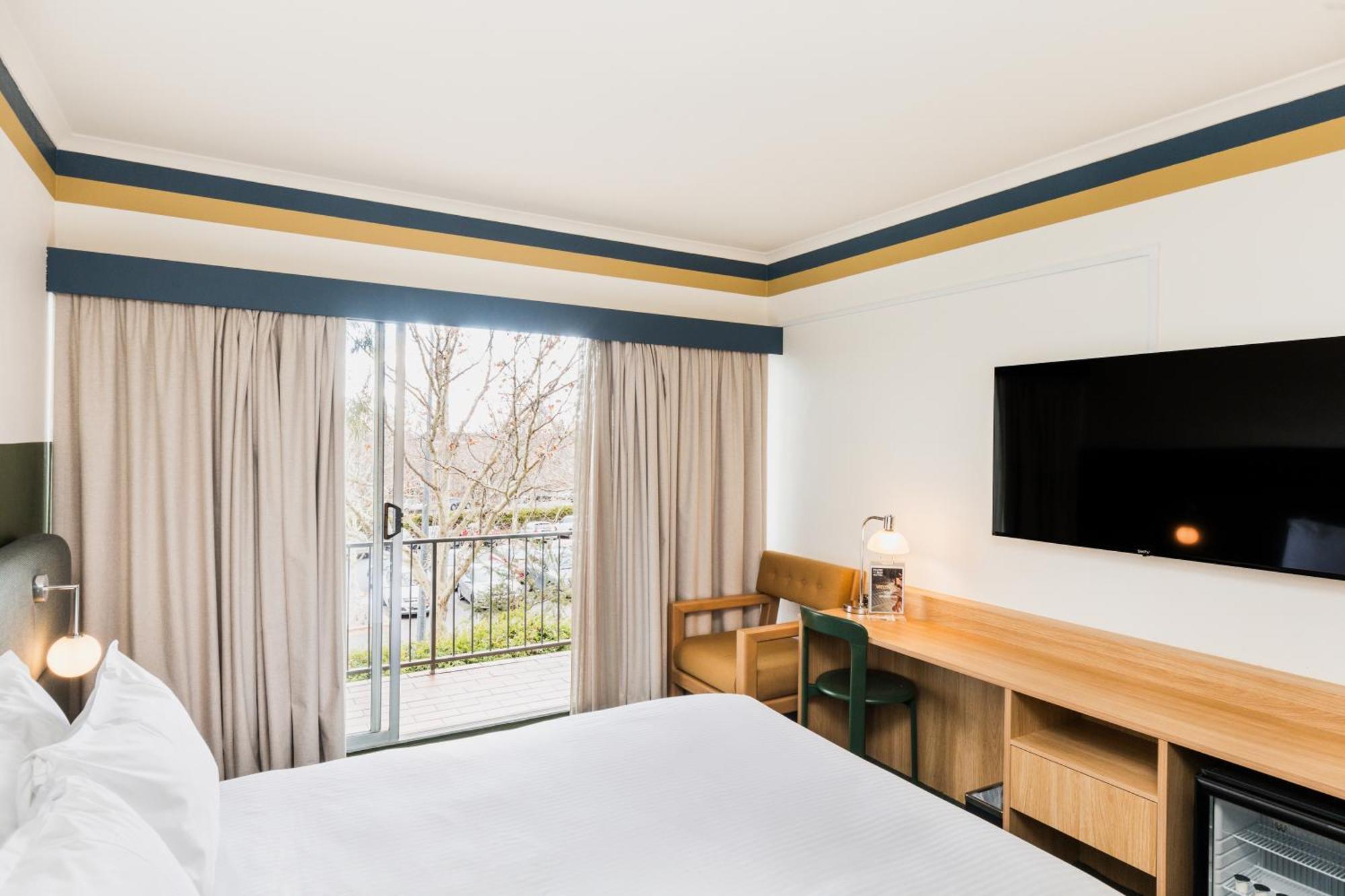 Statesman Hotel Canberra Room photo