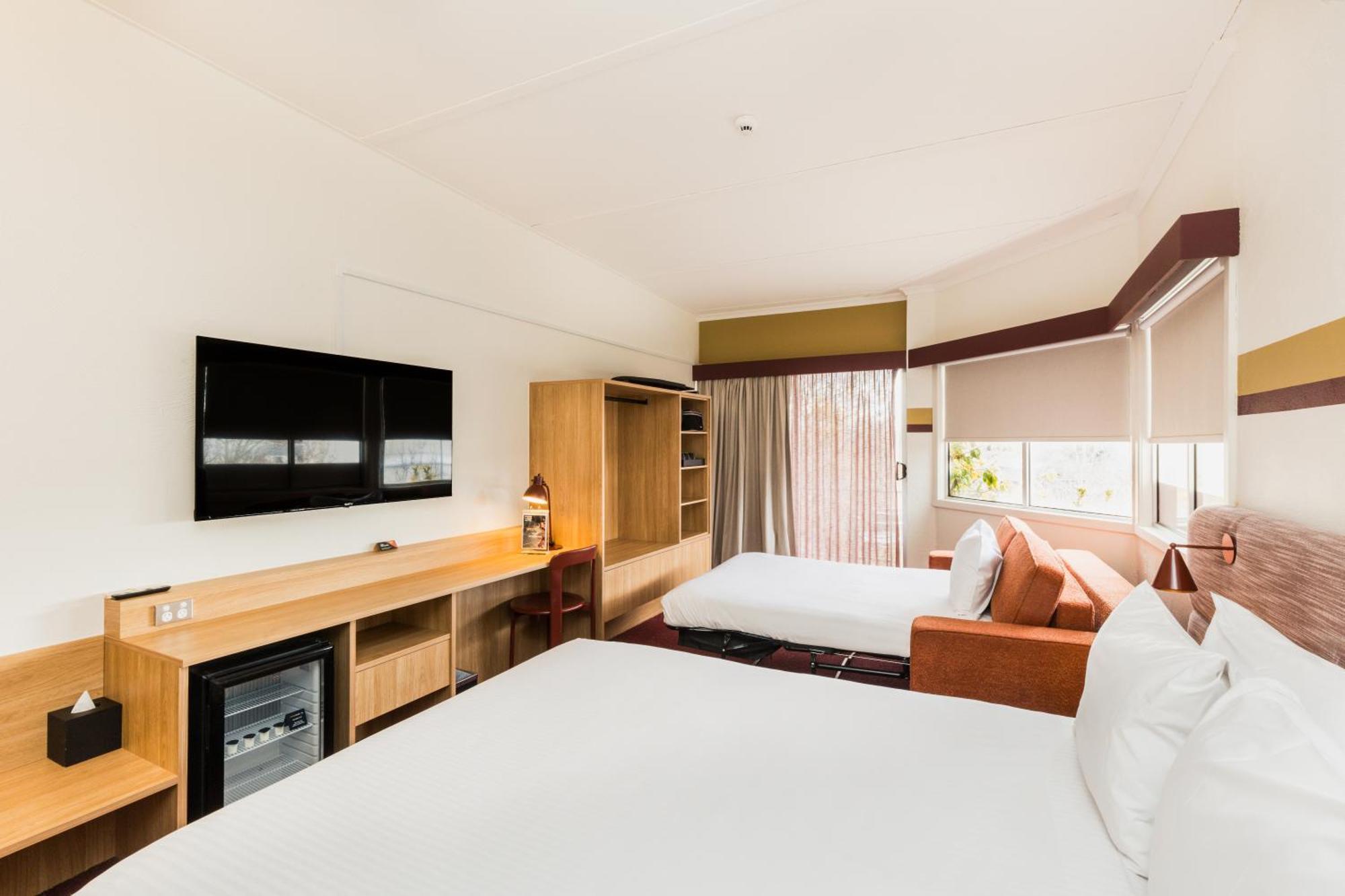 Statesman Hotel Canberra Room photo